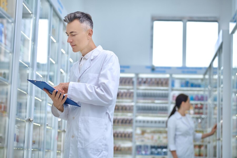 Dois farmacêuticos fazendo revisão de medicamentos em uma drogaria